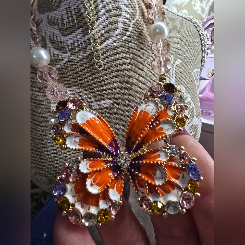 Beautiful Butterfly Rhinestone Necklace - Picture 3 of 7
